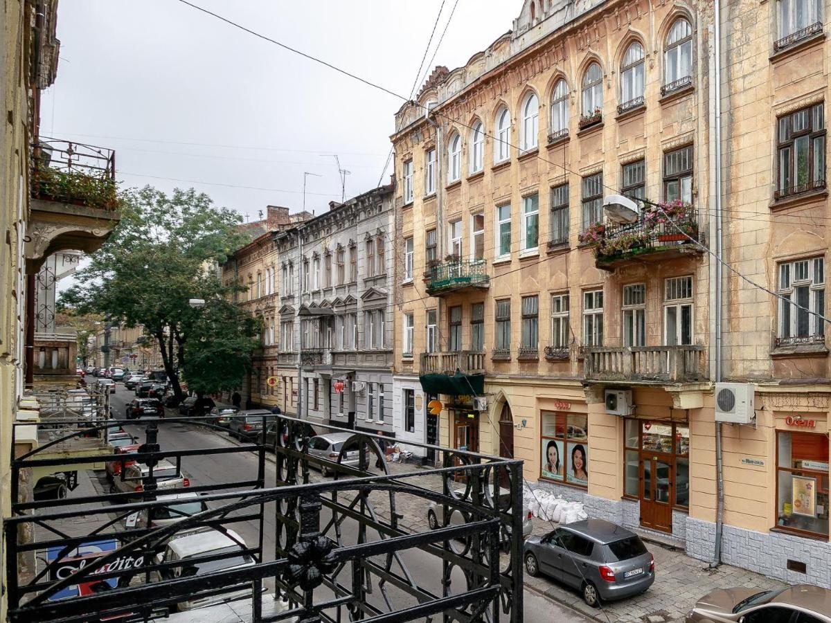 Golden Violin ! Apartments Лвив Екстериор снимка
