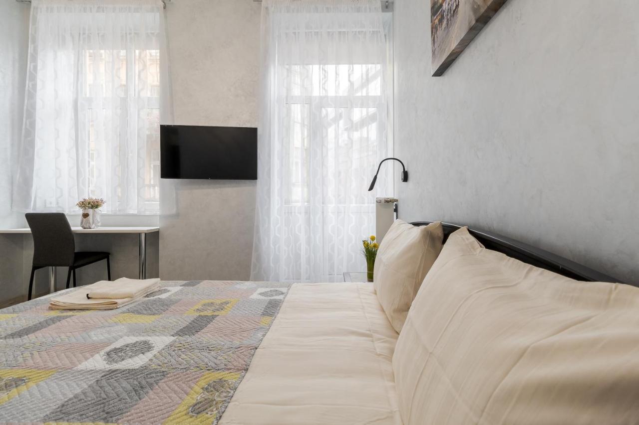 Golden Violin ! Apartments Лвив Екстериор снимка