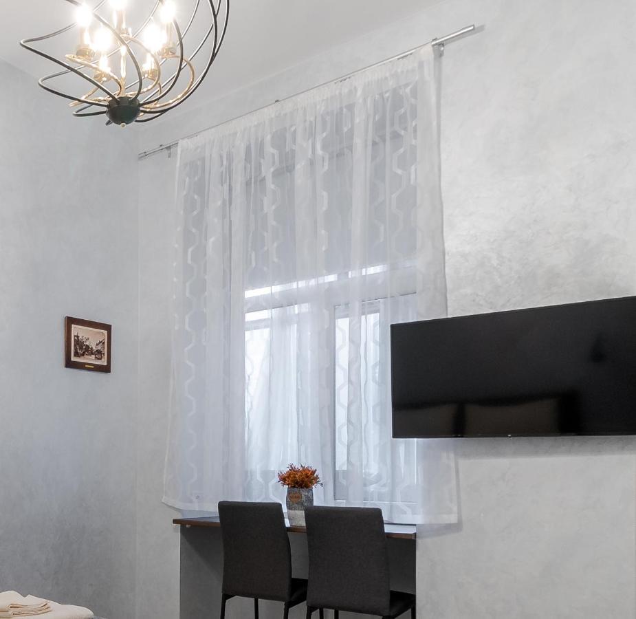 Golden Violin ! Apartments Лвив Екстериор снимка